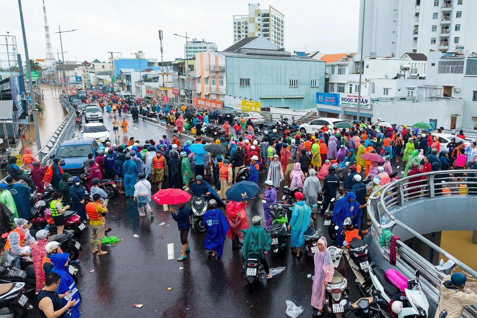 Hình ảnh chưa từng thấy ở Tây Nha Trang, người dân phải thốt lên 'thật khủng khiếp'