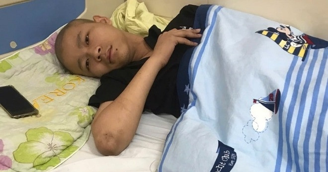 Mẹ nghèo cạn nước mắt vì không lo đủ 200 triệu đồng phẫu thuật giữ chân cho con