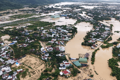Người dân Nha Trang 'bất lực' trước cảnh tượng hoang tàn sau trận lũ lịch sử