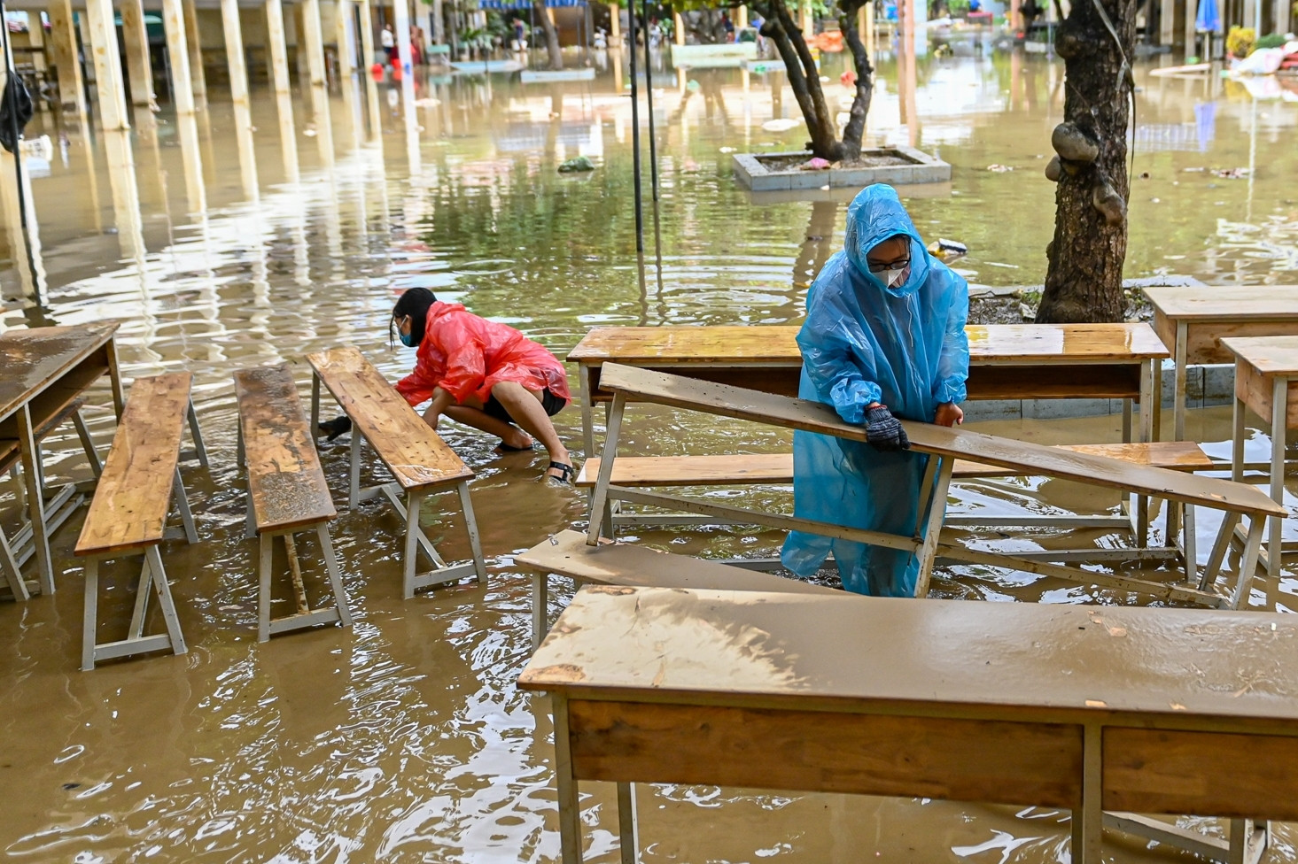 Nhói lòng cảnh ngập bùn đất ở ngôi trường 'rốn lũ' Tây Nha Trang sau 5 ngày lụt lịch sử