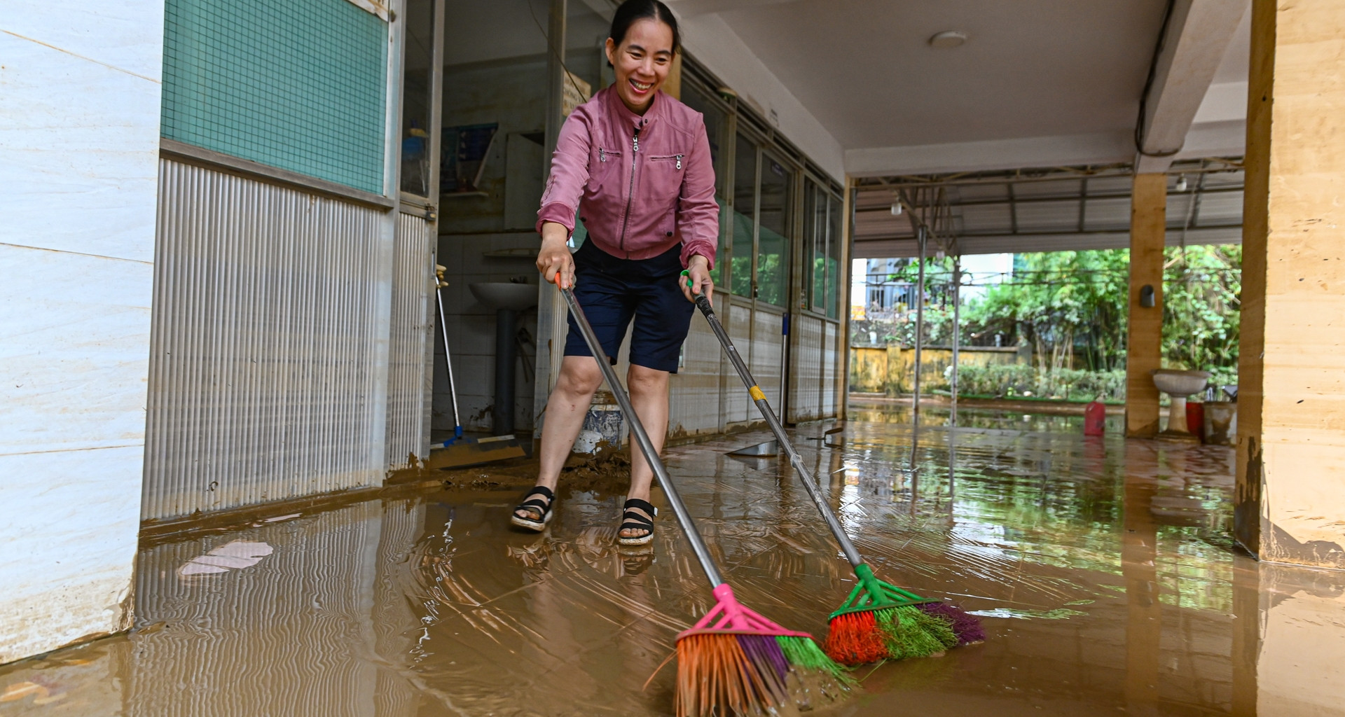 Nhói lòng cảnh ngập bùn đất ở ngôi trường 'rốn lũ' Tây Nha Trang sau 5 ngày lụt lịch sử