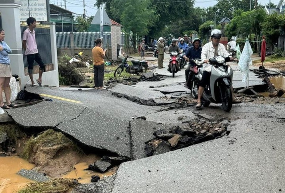 Nước lũ rút, đường sá ở Khánh Hòa nứt gãy, trụ điện đổ hàng loạt