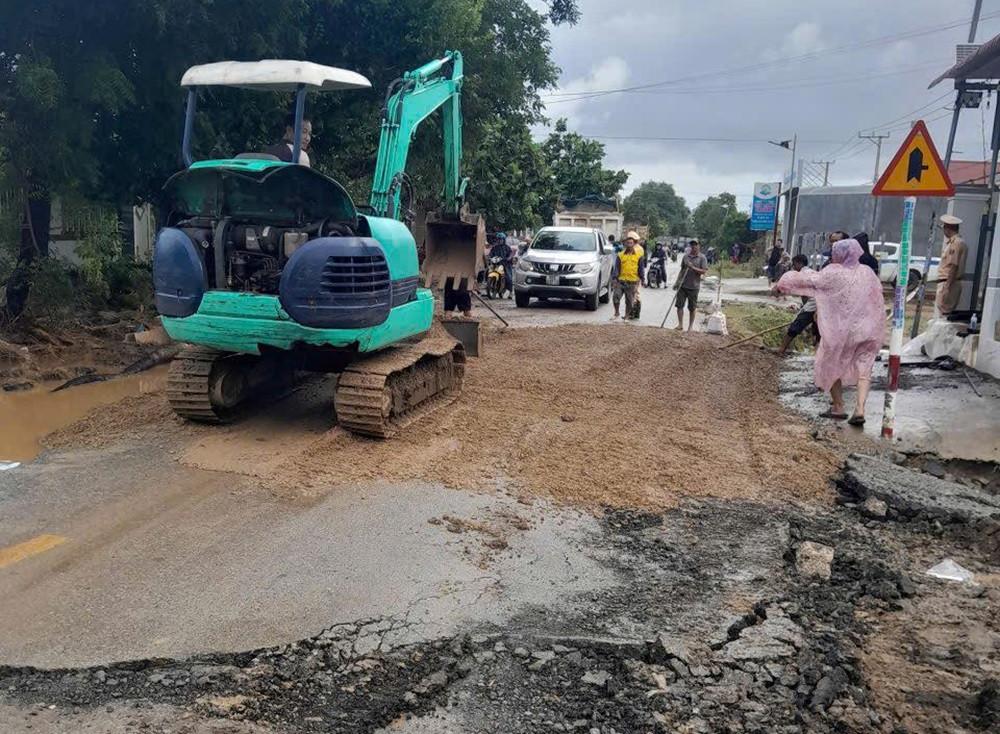Nước lũ rút, nhiều tuyến đường ở Nam Khánh Hòa nứt gãy, trụ điện đổ ngỗn ngang...jpg