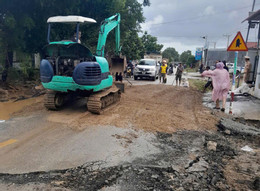 Nước lũ rút, nhiều tuyến đường ở Nam Khánh Hòa nứt gãy, trụ điện đổ ngỗn ngang...jpg