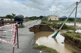 Nước lũ rút, nhiều tuyến đường ở Nam Khánh Hòa nứt gãy, trụ điện đổ ngỗn ngang.2.jpg