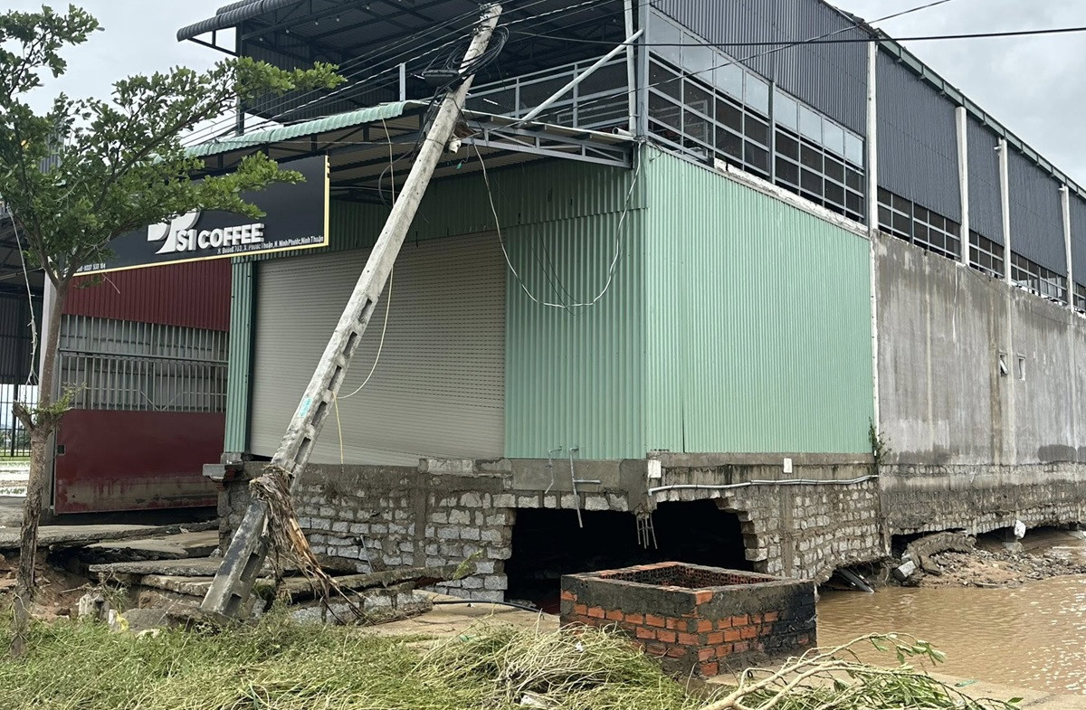 Nước lũ rút, nhiều tuyến đường ở Nam Khánh Hòa nứt gãy, trụ điện đổ ngỗn ngang.3.jpg