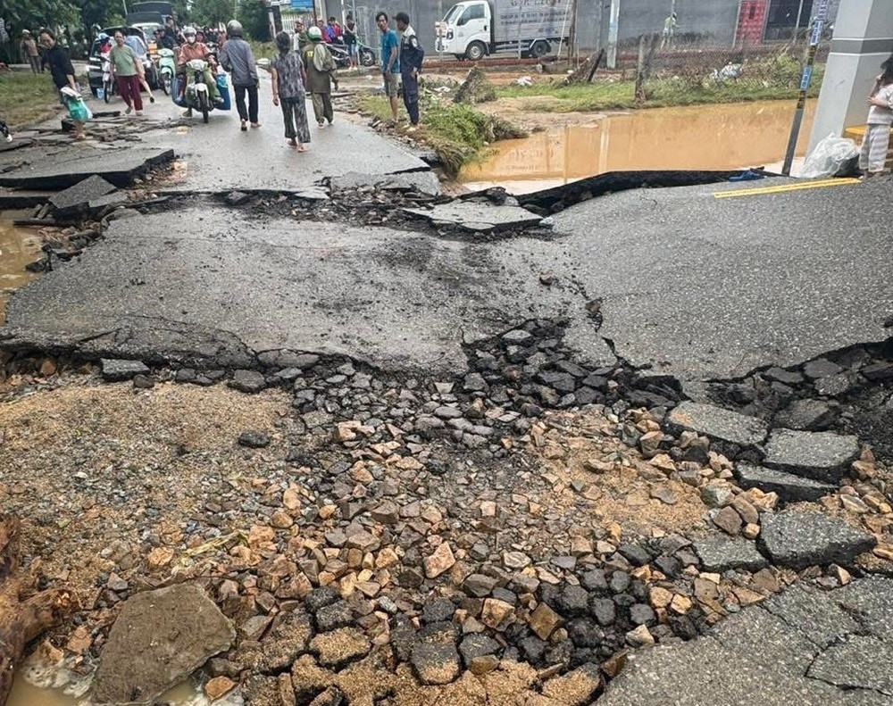 Nước lũ rút, nhiều tuyến đường ở Nam Khánh Hòa nứt gãy, trụ điện đổ ngỗn ngang.4.jpg