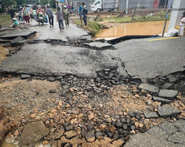 Nước lũ rút, nhiều tuyến đường ở Nam Khánh Hòa nứt gãy, trụ điện đổ ngỗn ngang.4.jpg