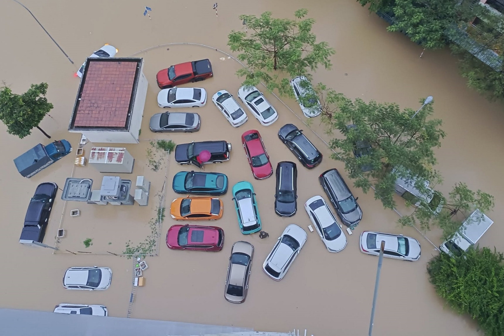 Ô tô ngập đến nóc, hàng loạt xe &apos;chết lâm sàng&apos; trong lũ lịch sử ở Nam Trung Bộ