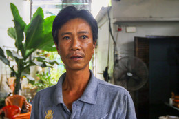 Ông Mai Xuân Hoàng lần đầu tiên chứng kiến trận lũ vừa qua. Ảnh: Xuân Ngọc.jpg