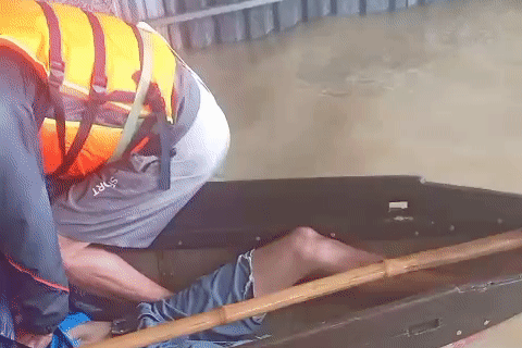 Phút cứu người đàn ông chới với giữa dòng nước lũ của tổ phó an ninh trật tự thôn