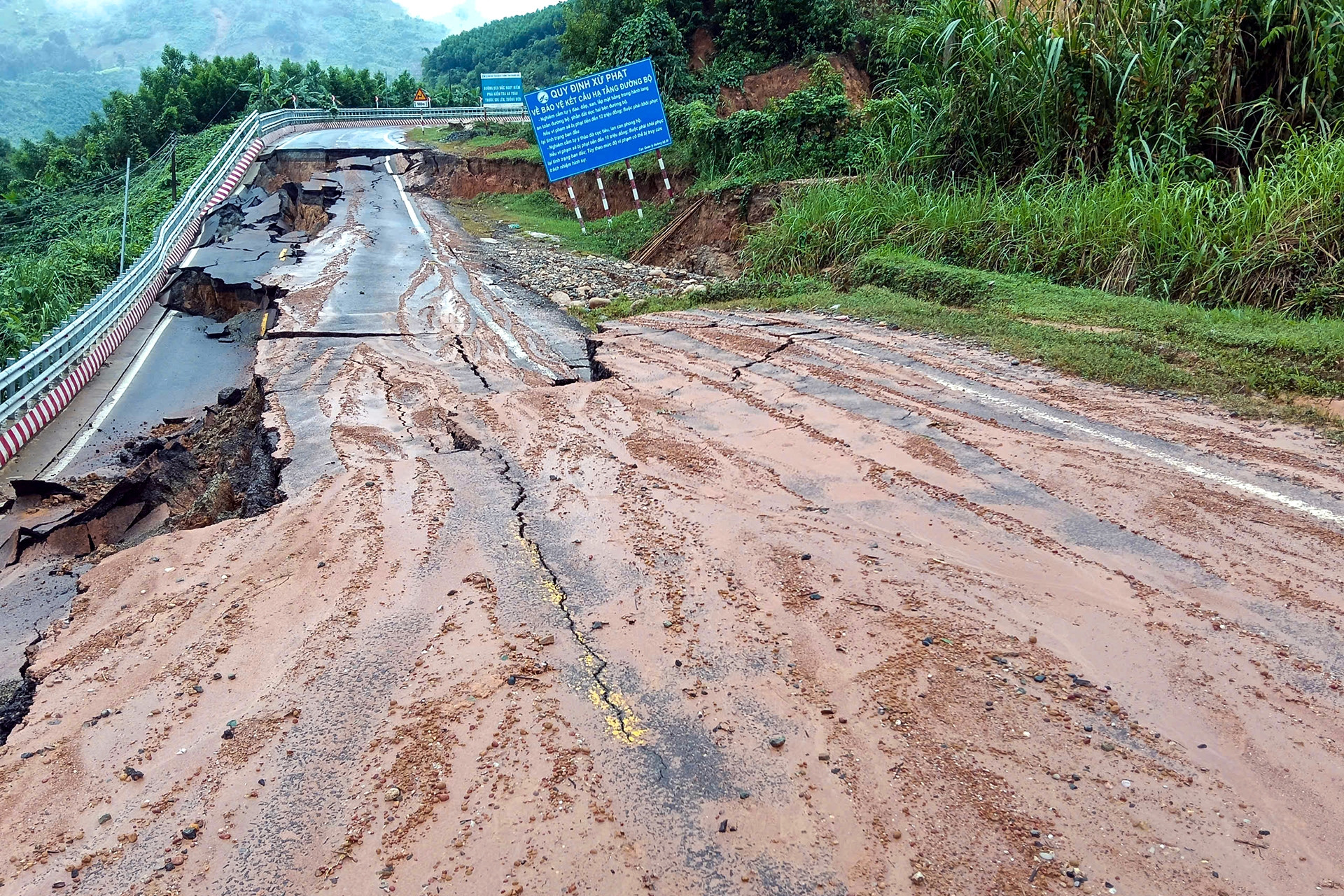Sau vụ đất đá đè xe khách khiến 6 người tử vong, đèo Khánh Lê tiếp tục sạt lở