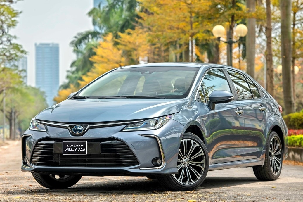 Sedan cỡ C chật vật tìm khách, điêu đứng trước làn sóng xe gầm cao