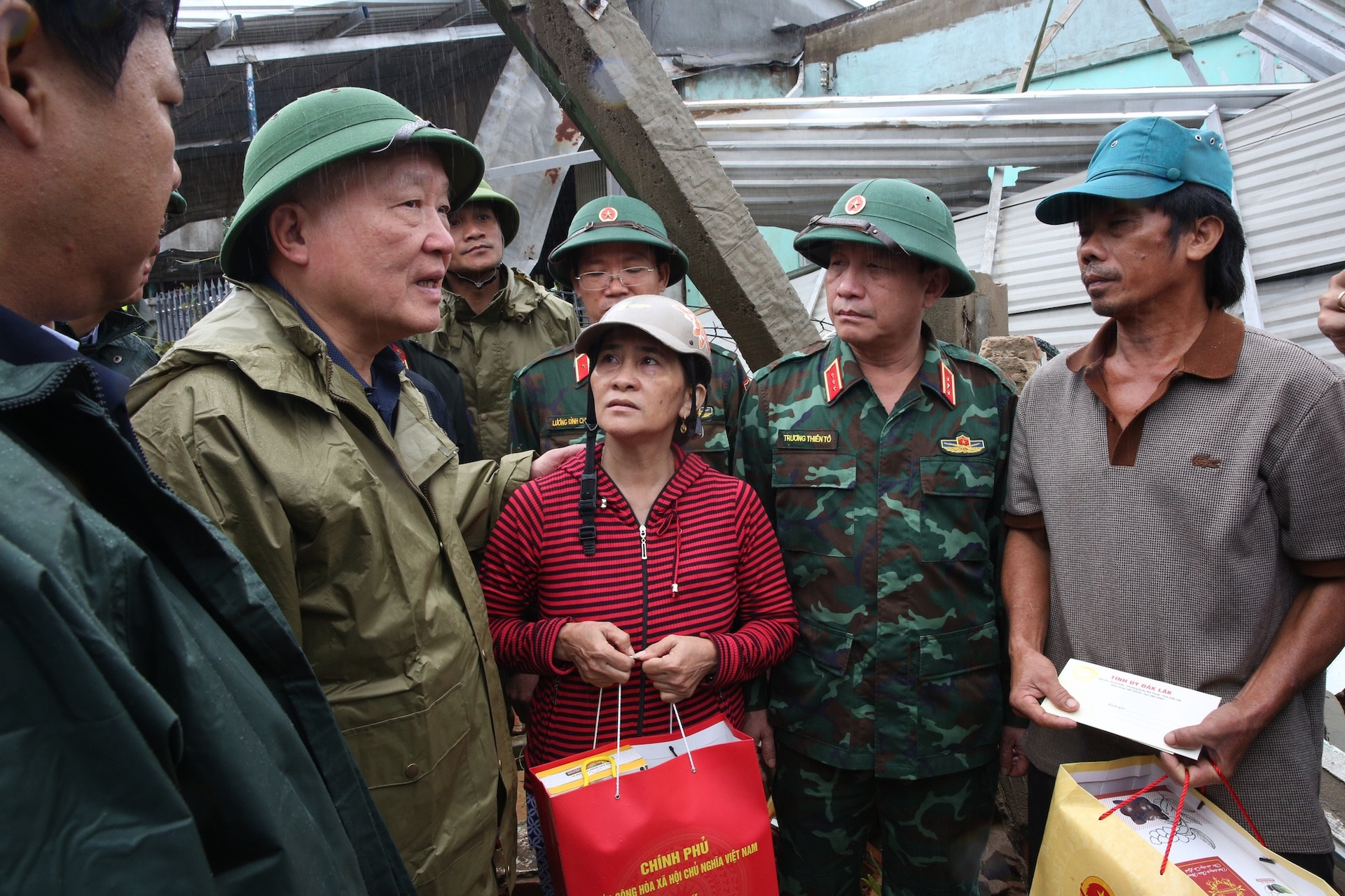 tang qua nguoi dan bi thiet hai nang ne tai xa dong xuan 1763781532205650933804.jpg