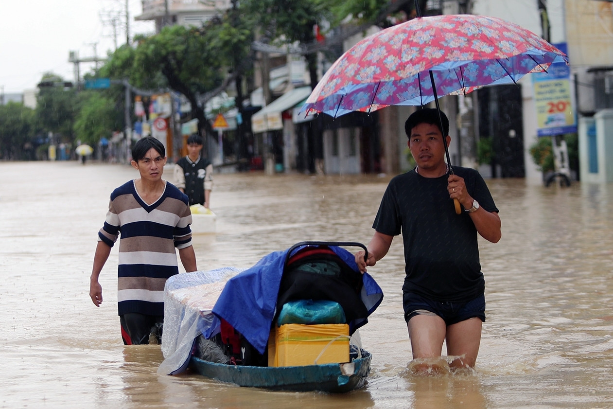 Tây Nha Trang lại chìm trong nước lũ, cuộc sống đảo lộn khắp phố phường