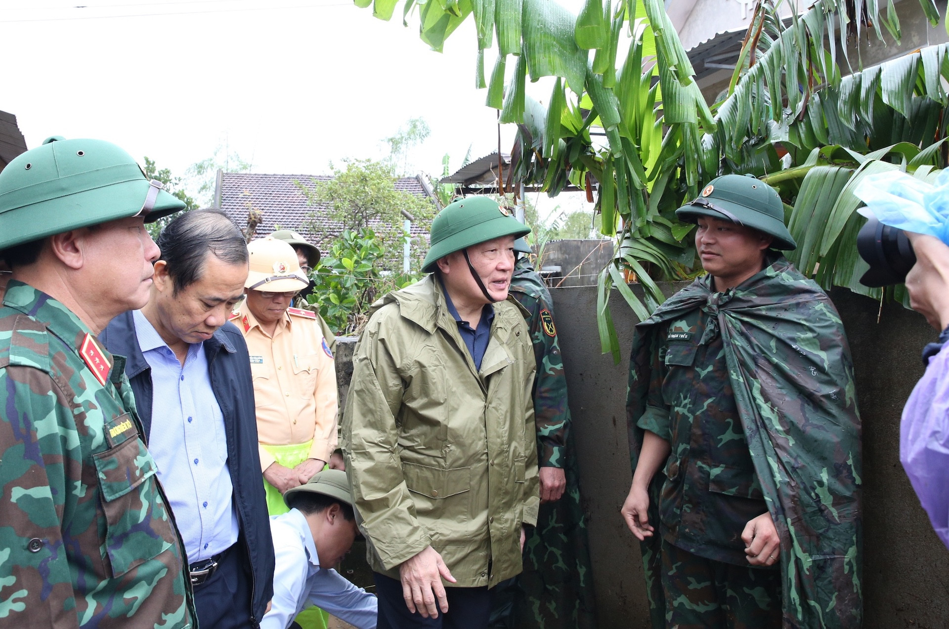 tham hoi bo doi tai xa tuy an tay 1763781532235762674344.jpg