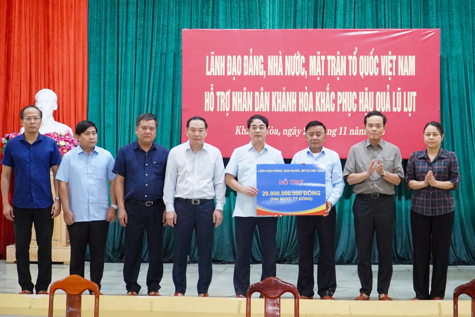 Thuong truc Ban Bi thu tang qua.jpg