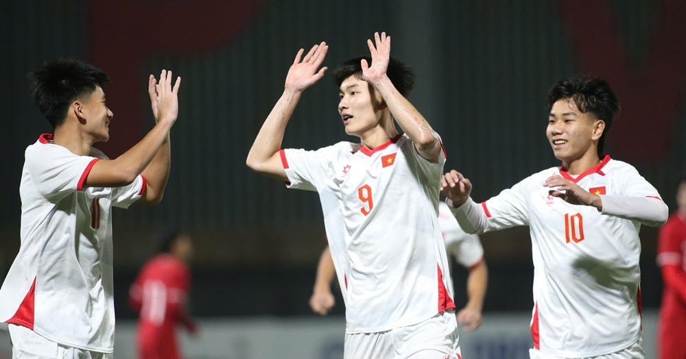 U17 Việt Nam thắng kiểu tennis trước U17 Singap...