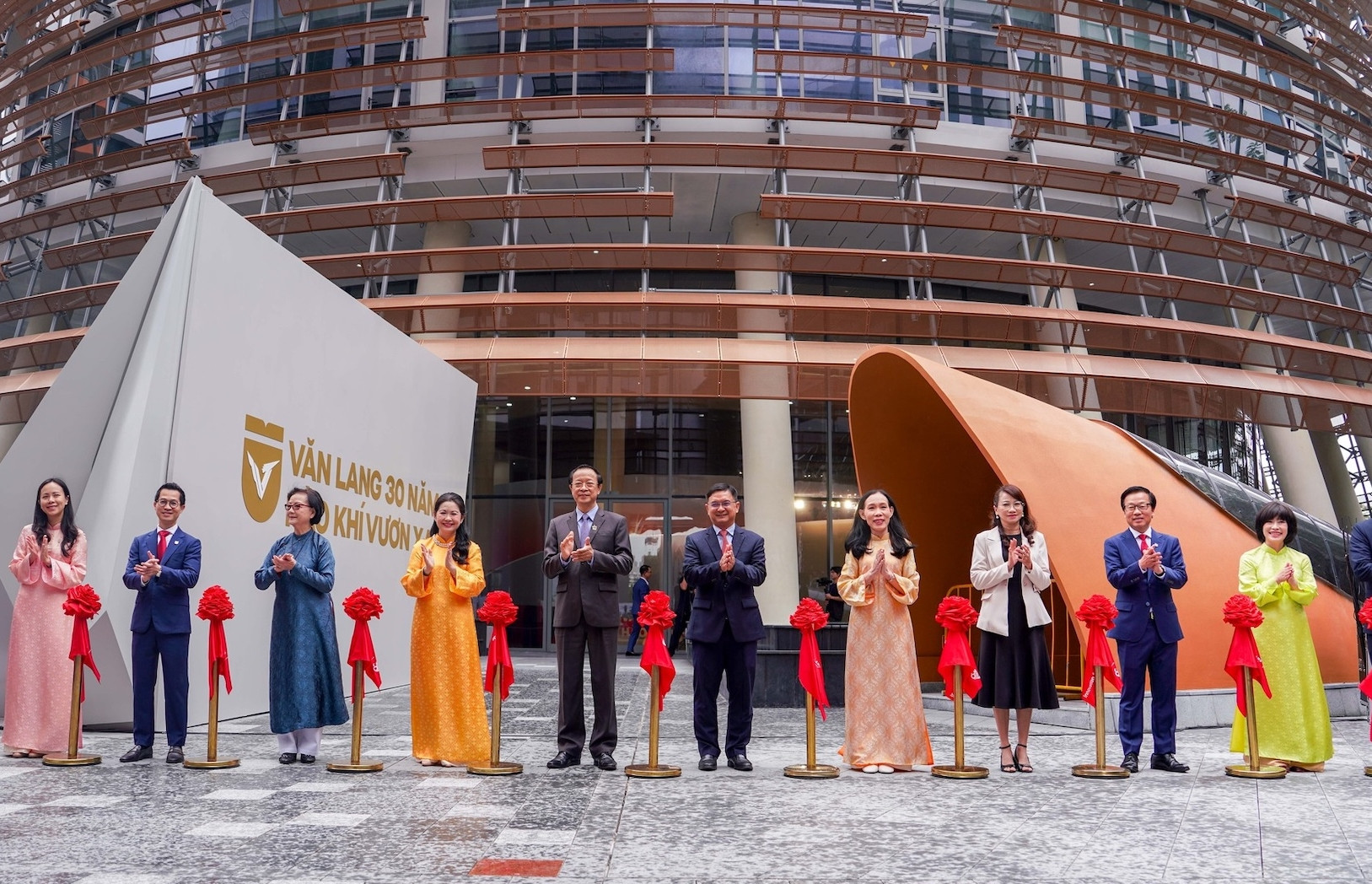 Trường Đại học Văn Lang nhận Huân chương Lao động hạng Nhì