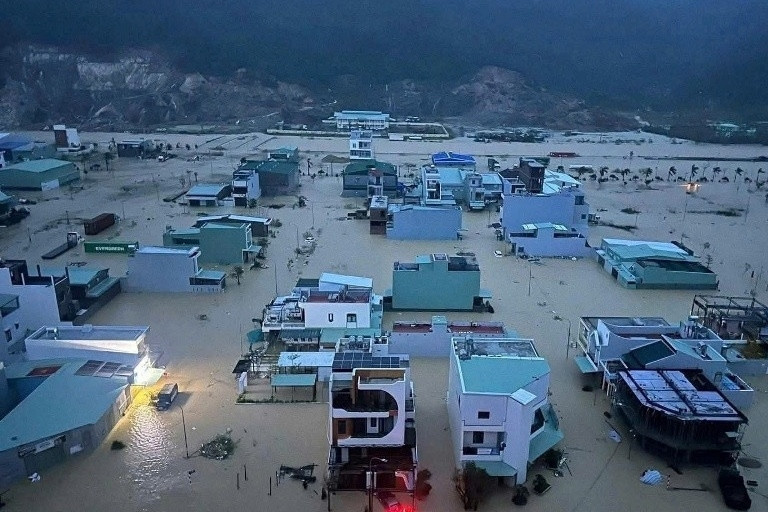 Vận hành 'lấp lửng', hồ thủy điện xả lũ khiến dân vùng hạ du không kịp trở tay