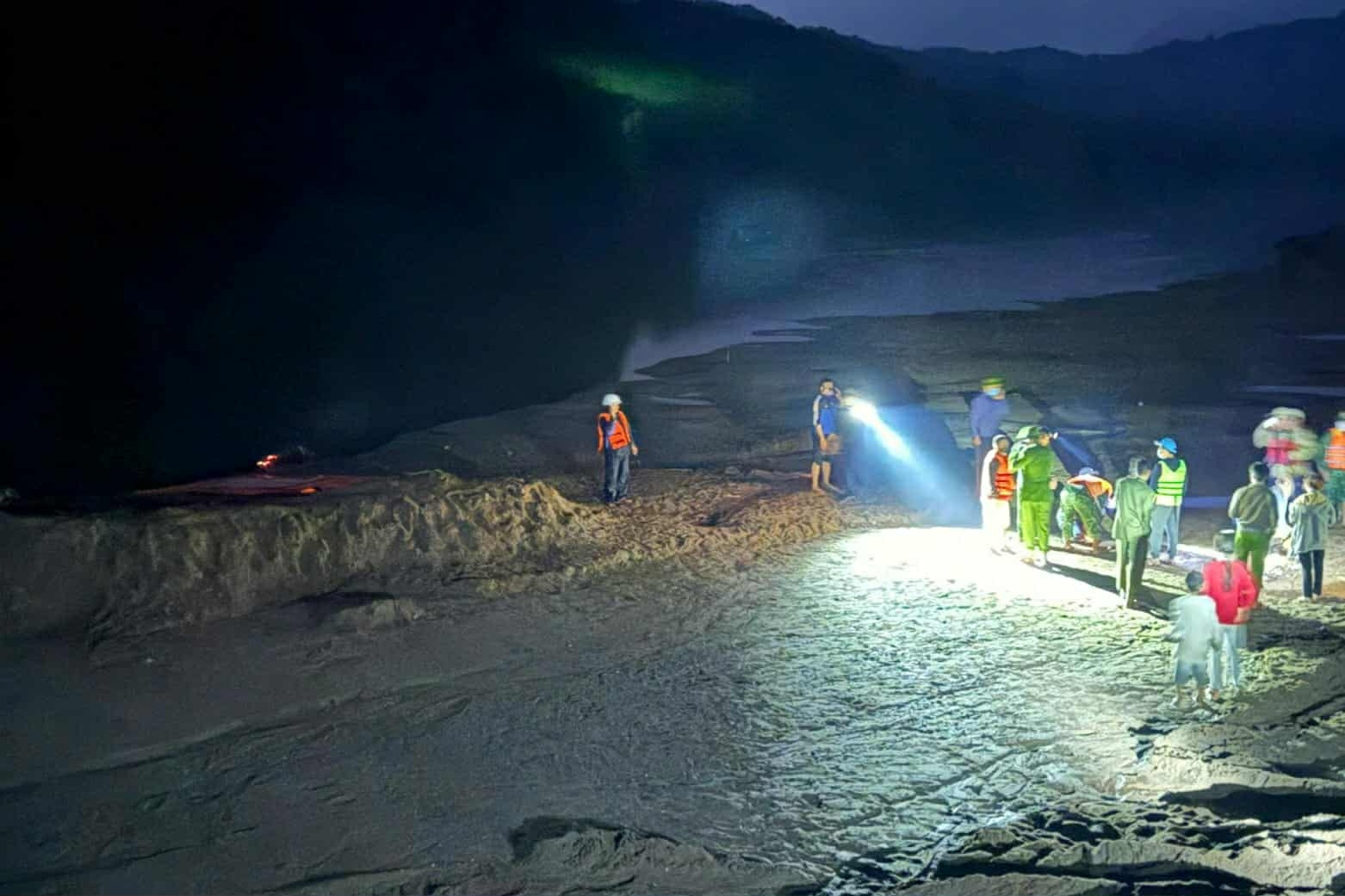 Vụ ô tô bị lũ cuốn ở Quảng Trị: Tìm thấy thi thể tài xế cách hiện trường 30km