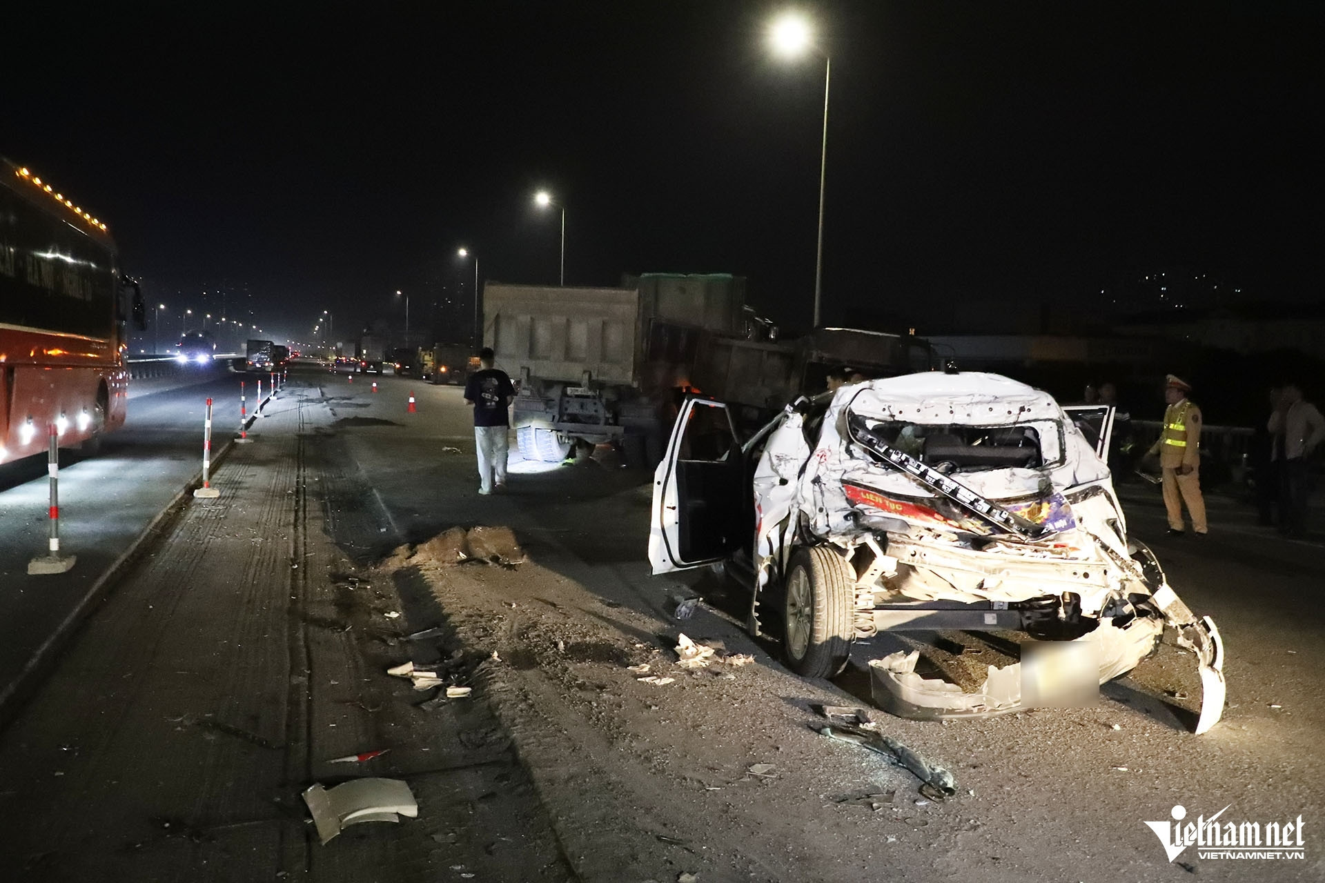 Bản tin sáng 23/11: Hà Nội: Ô tô tải đâm hàng loạt xe ở vành đai 3 trên cao