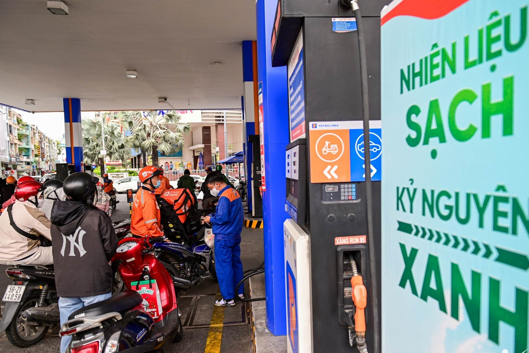 Chỉ bán xăng E10 từ 1/6/2026; sắp ngừng giao dịch ngân hàng bằng hộ chiếu