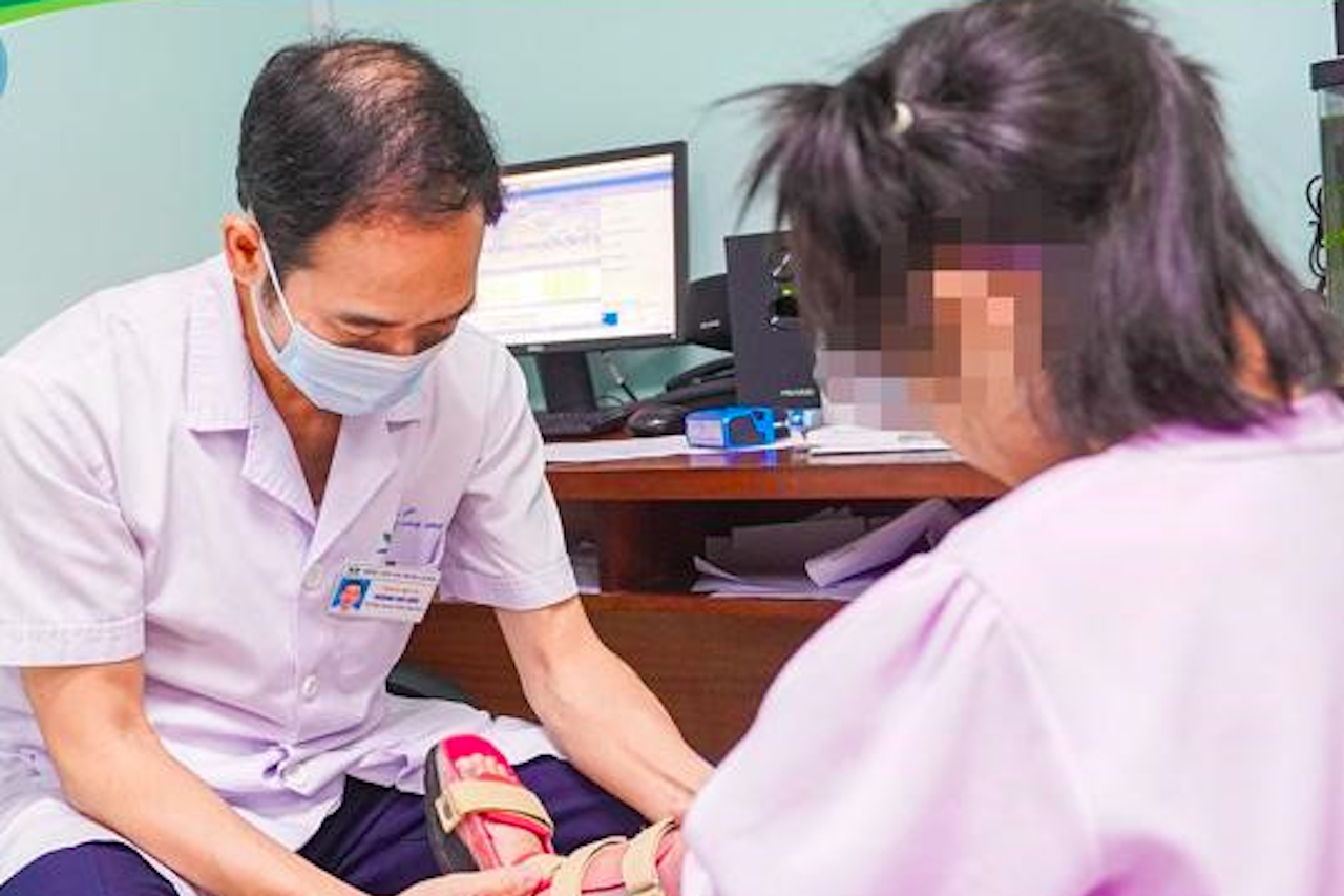 Bé gái có thể tự đi lại sau 6 năm được cha mẹ cõng trên lưng