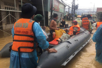 Hải quân điều hơn 2.000 lượt cán bộ, chiến sĩ tới vùng lũ giúp dân