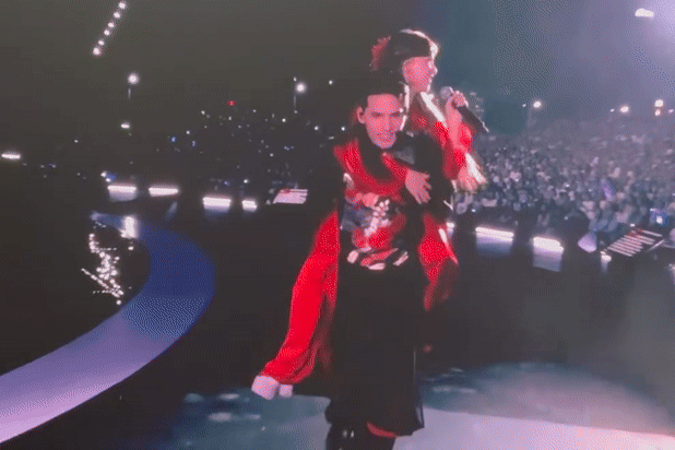 Ca sĩ Quốc Thiên nói lời ngọt ngào rồi cõng Hòa Minzy chạy vun vút trên sân khấu