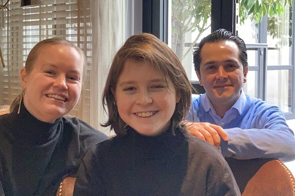 Cậu bé 15 tuổi nhận bằng tiến sĩ Vật lý lượng tử