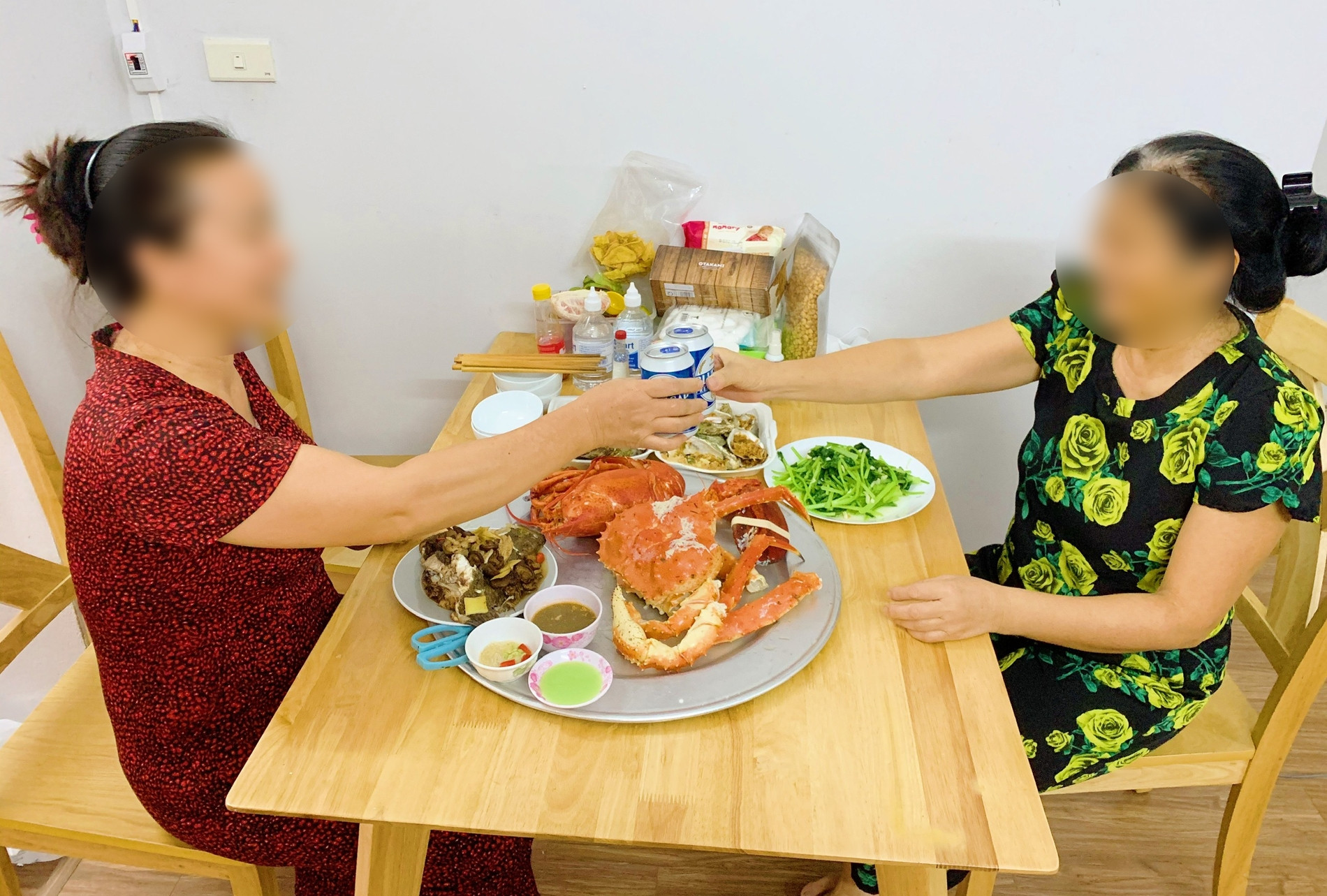 Chăm thông gia ốm suốt 2 năm, mẹ chồng ngỡ ngàng khi nhận món quà đặc biệt