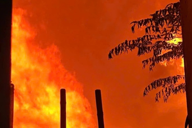 Cháy lớn nhà xưởng giữa khu dân cư ở TPHCM, người dân hoảng loạn di dời tài sản