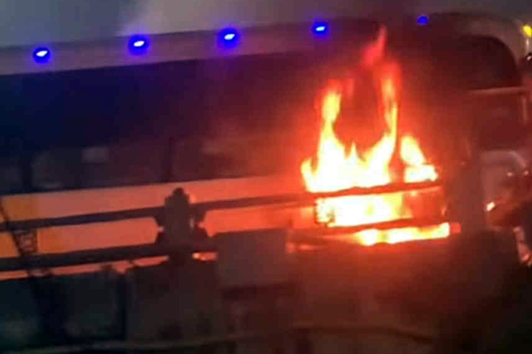 Hà Nội: Ô tô tông trực diện xe máy rồi bốc cháy dữ dội, 2 người tử vong tại chỗ