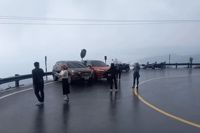 Hai xe dừng đỗ giữa khúc cua trên đèo Hải Vân để chụp ảnh, gây bức xúc