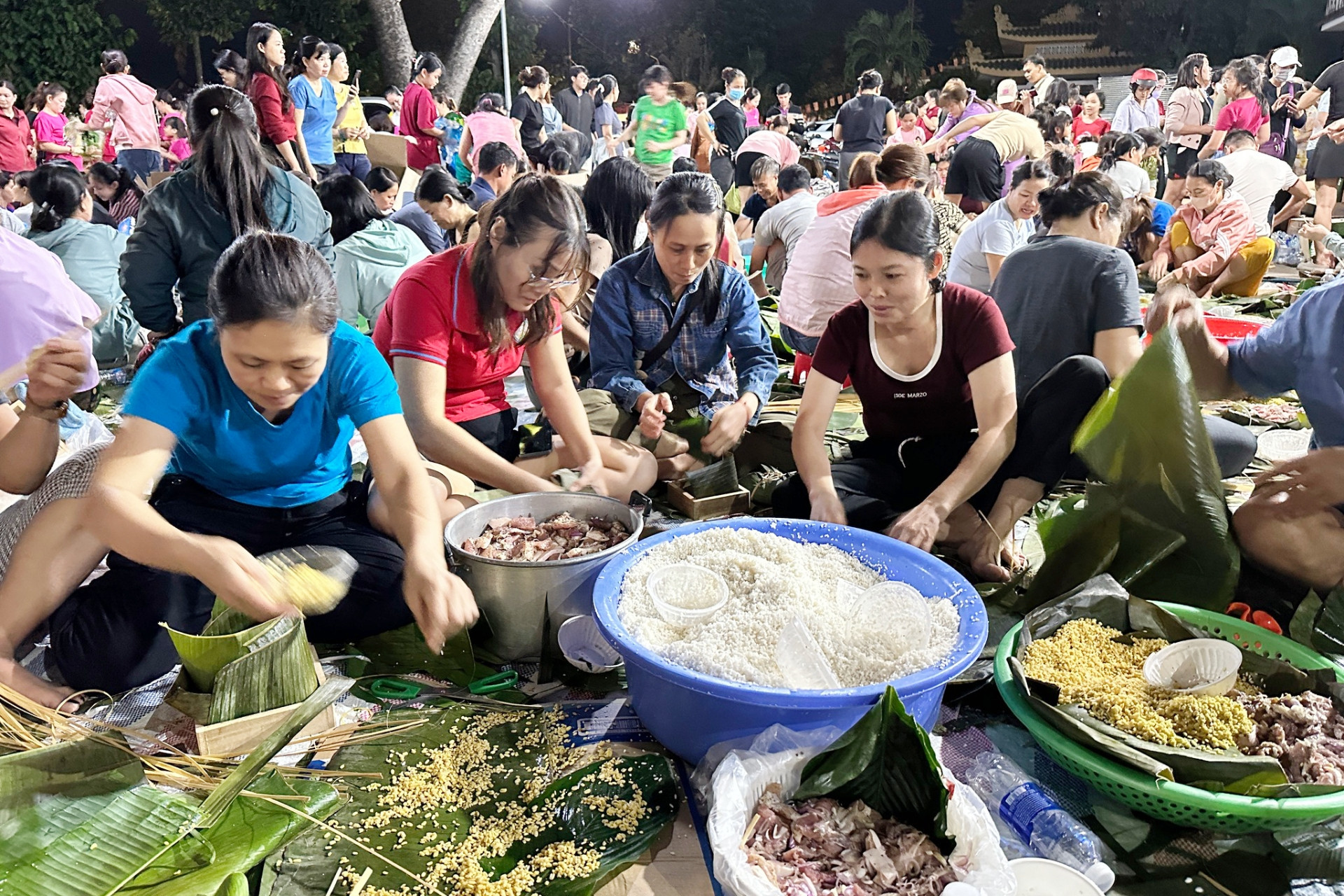 Hàng trăm người Đồng Nai xa lạ tụ lại xuyên đêm cứu trợ đồng bào vùng lũ