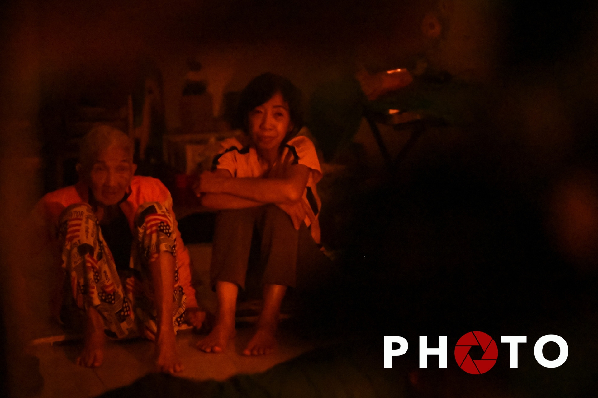 Đêm ám ảnh của gia đình 6 người ở Tây Nha Trang: 'Chỉ sợ trượt tay là mẹ chìm xuống'