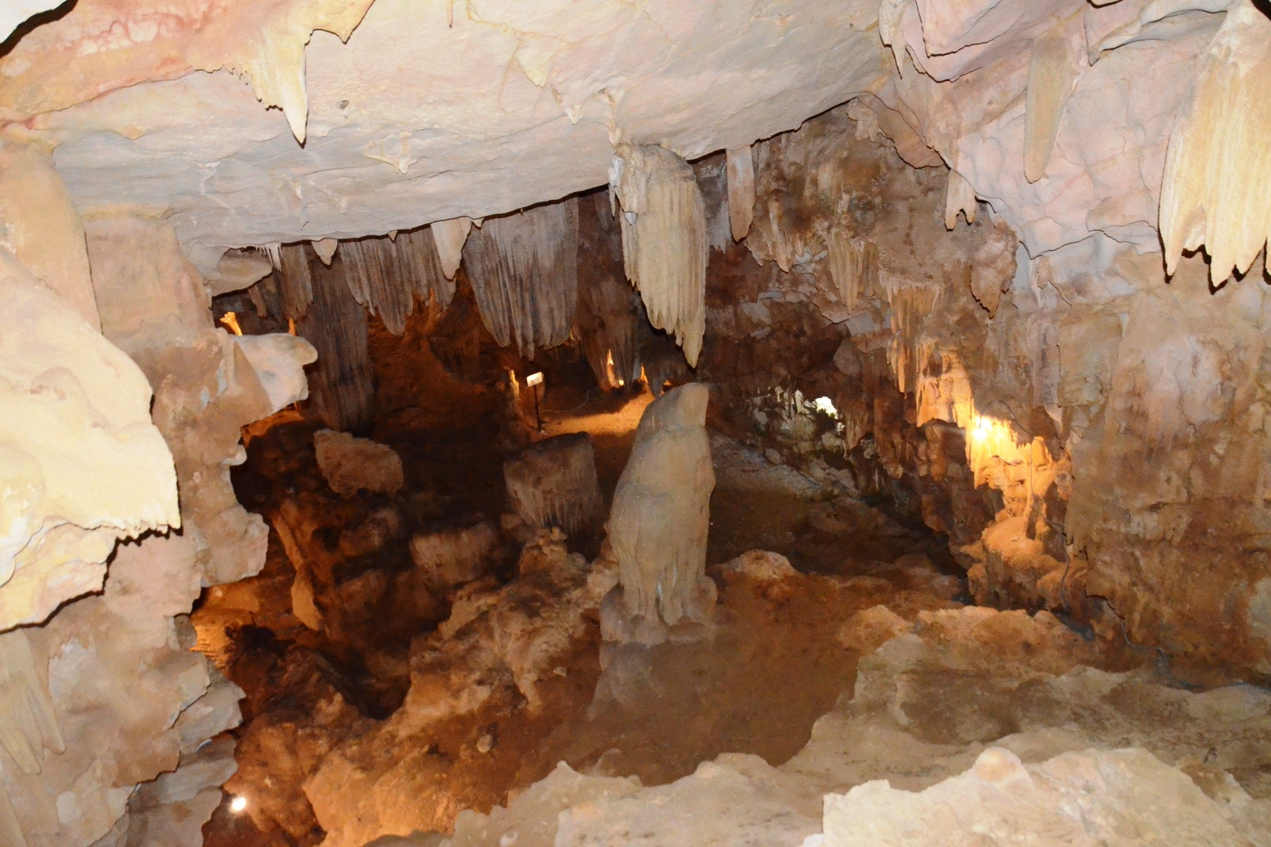 Khám phá hang động nghìn năm với 3 cõi 'trần gian - địa ngục - thiên đường'