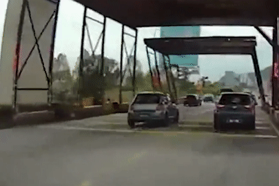 Kinh hoàng cảnh mái che bằng thép đổ sập, đè bẹp ô tô đang lưu thông