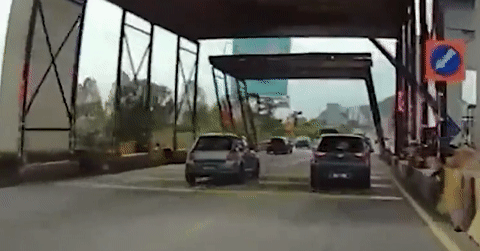 Kinh hoàng cảnh mái che bằng thép đổ sập, đè bẹp ô tô đang lưu thông