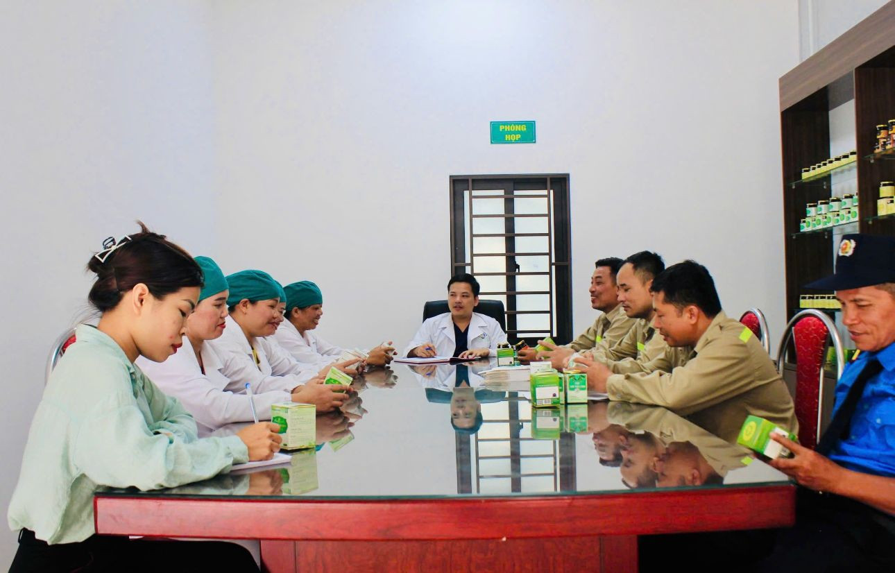 Lá Văn Khôi điều hành cuộc họp của HTX nông dược Tĩnh Sáng Đường.jpg