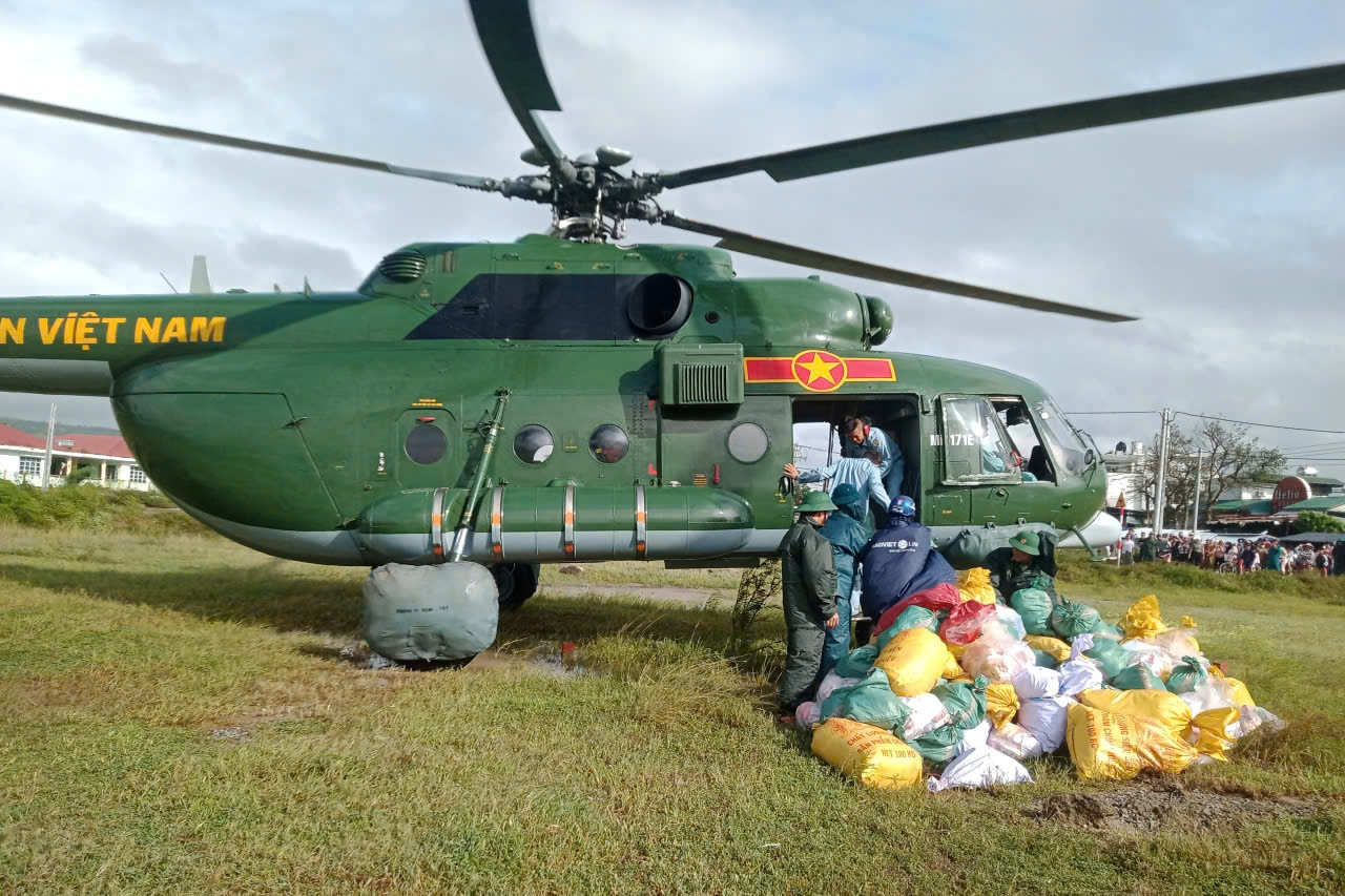Máy bay Mi-17 mang hơn 3 tấn hàng đến với người dân bị cô lập ở Đắk Lắk
