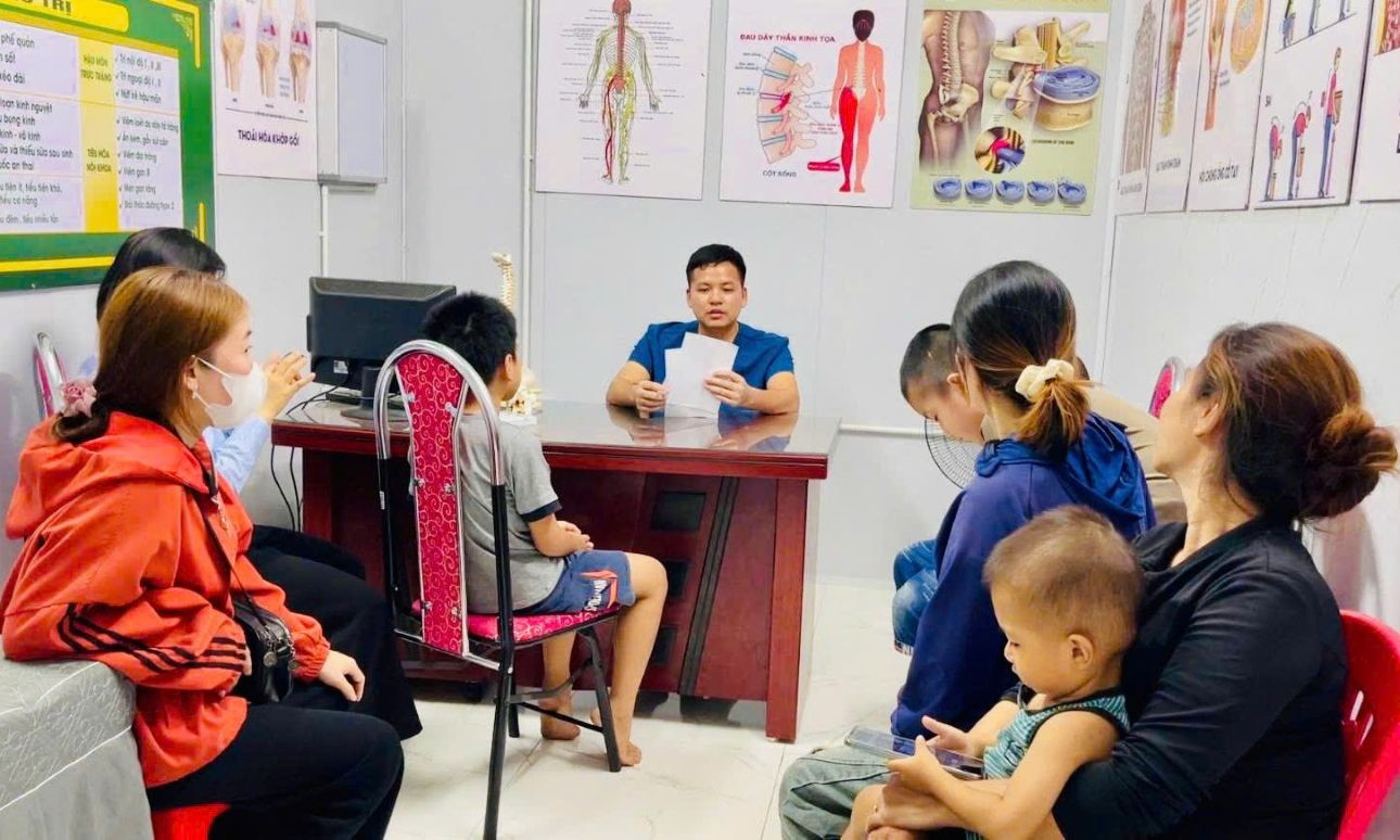 Mỗi ngày, có nhiều lượt bệnh nhân đến khám, chữa bệnh tại phòng khám chẩn trị Đông y của Bác sĩ Lá Văn Khôi - Ảnh: T.H