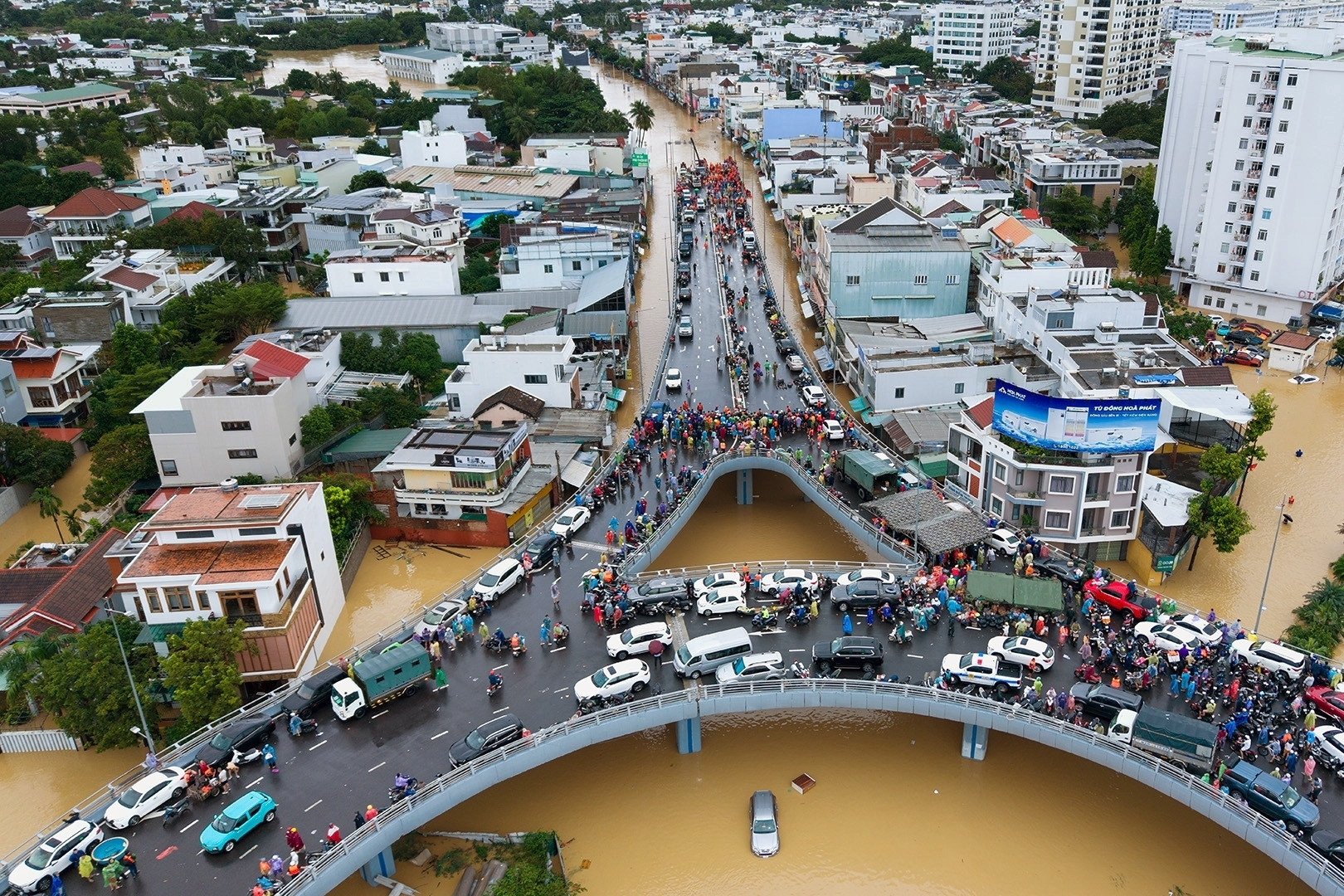 Mưa lũ đồng loạt phá kỷ lục ở miền Trung: Điều gì đang xảy ra?