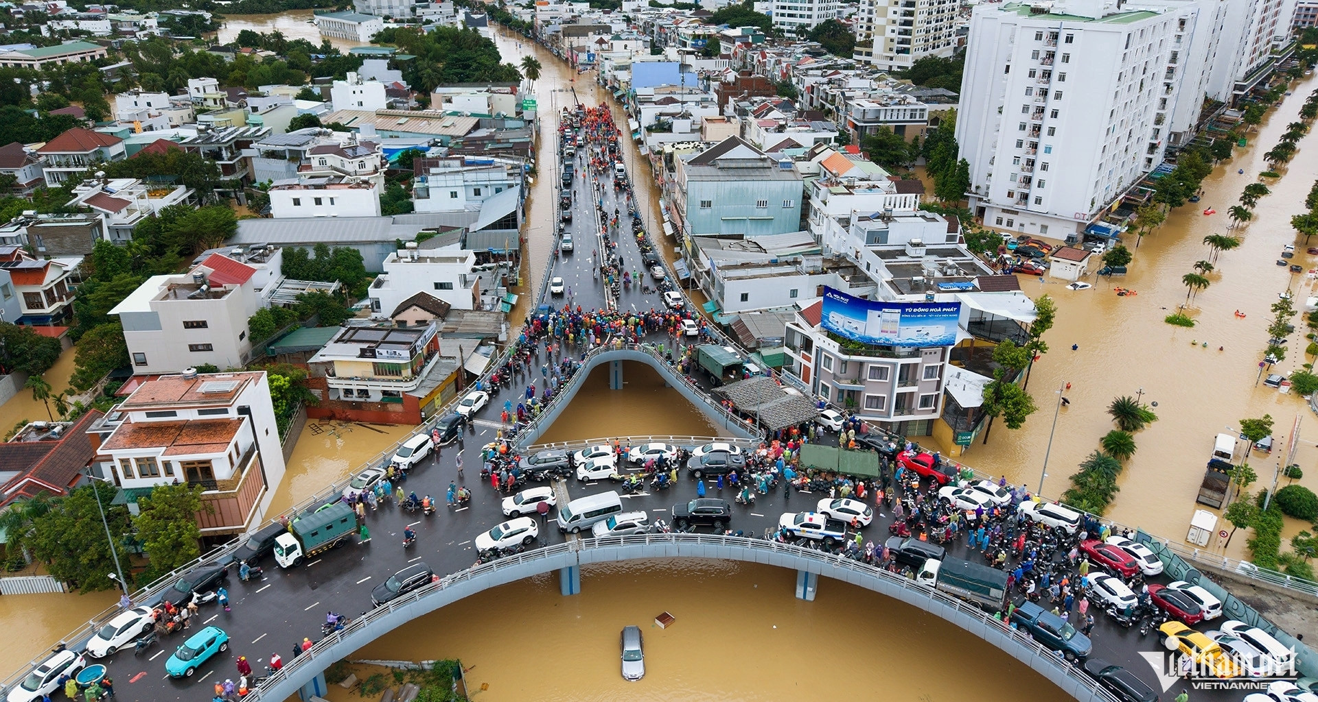 Mưa lũ đồng loạt phá kỷ lục ở miền Trung: Điều gì đang xảy ra?