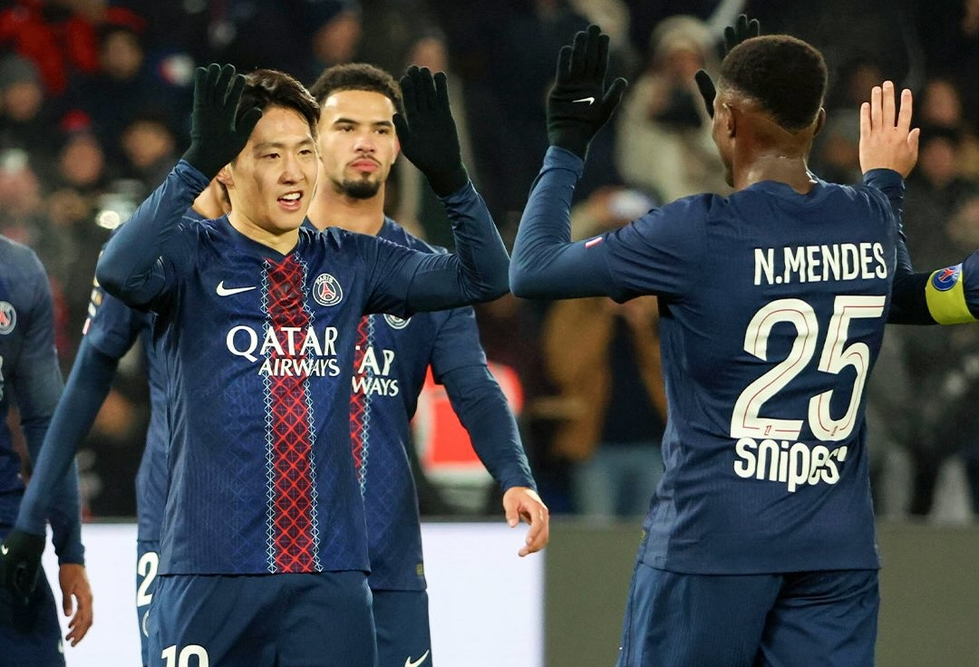 Ngôi sao Hàn Quốc tỏa sáng, PSG đòi lại ngôi đầu