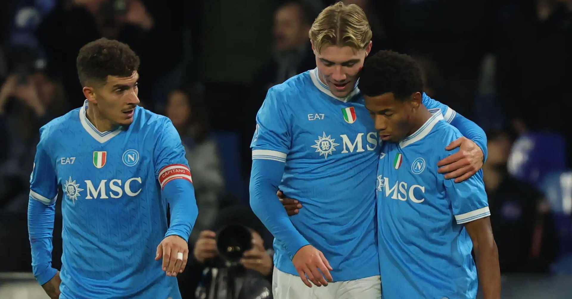 Người cũ MU đưa Napoli lên đầu bảng Serie A