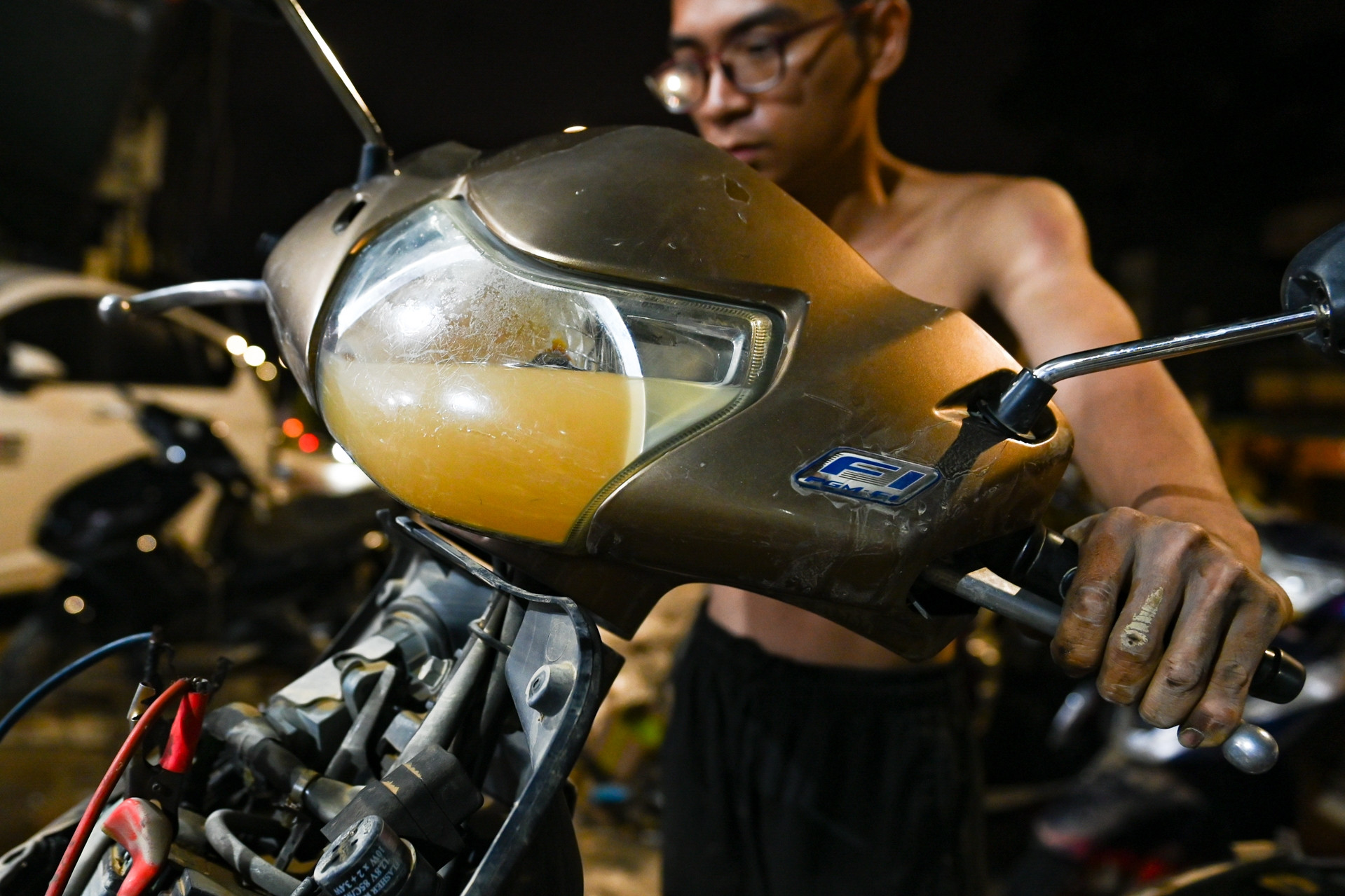 Người dân Nha Trang vật lộn sửa xe máy sau mưa lũ vì ngâm nước nhiều ngày