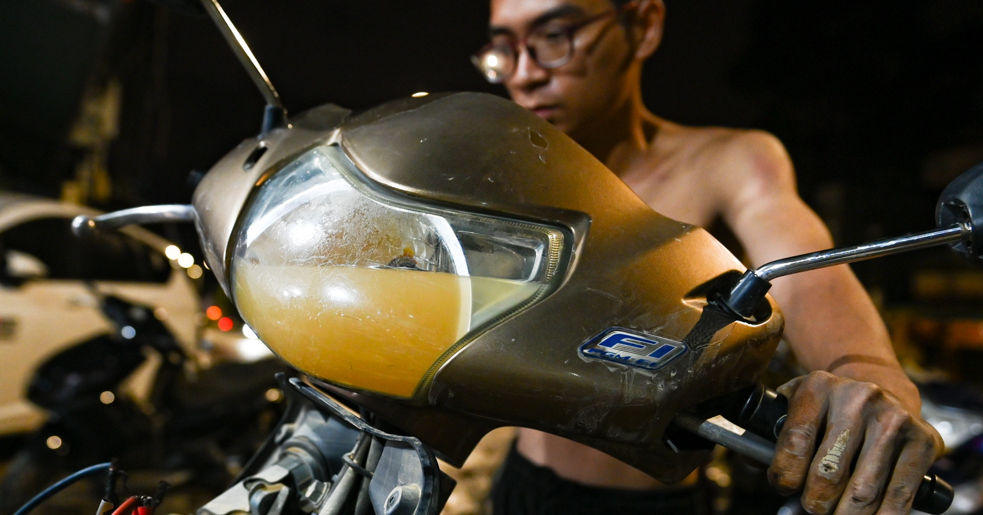 Người dân Nha Trang vật lộn sửa xe máy sau mưa lũ vì ngâm nước nhiều ngày