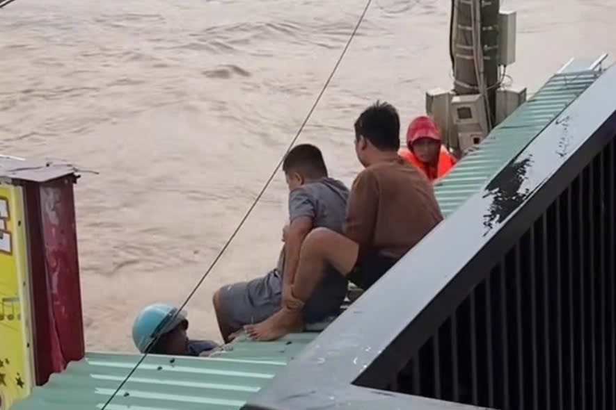 nhiều người dân mắc kẹt trên nóc nhà ở phía Đông tỉnh Đắk Lắk.jpg